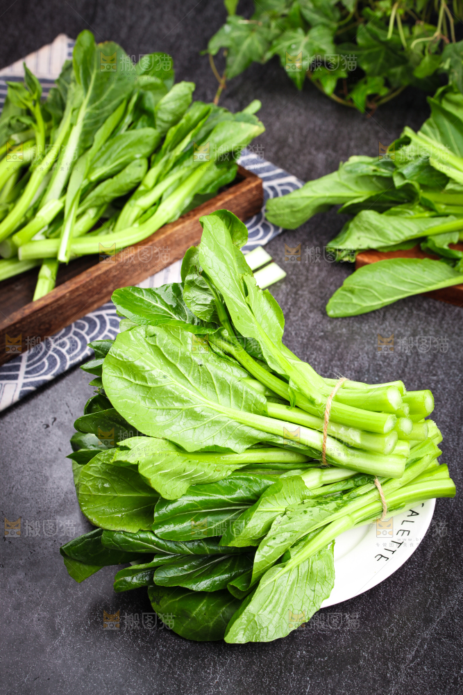 盘子里装着菜苔