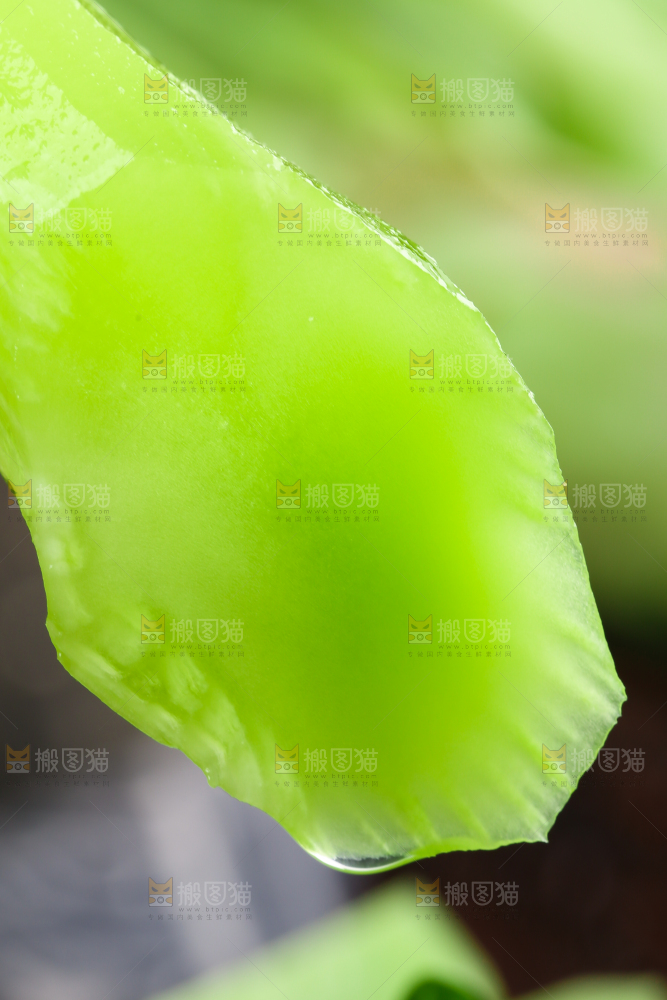 深底上摆放着莴笋