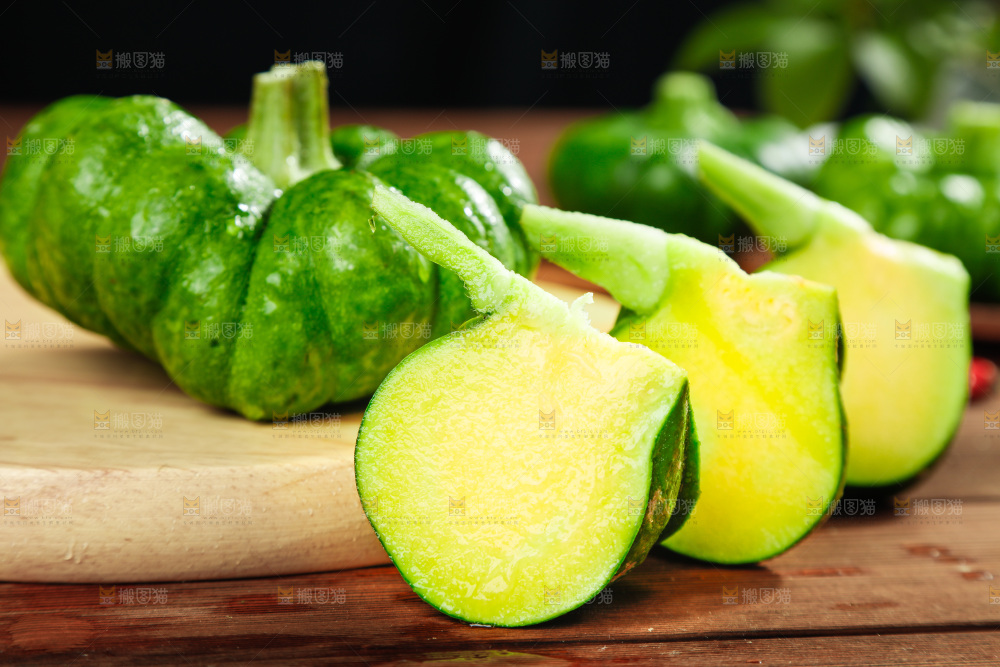 木底上摆放着小麦瓜
