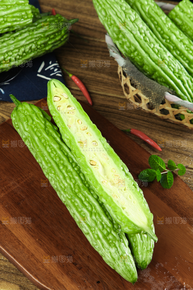 木底上放着凉瓜