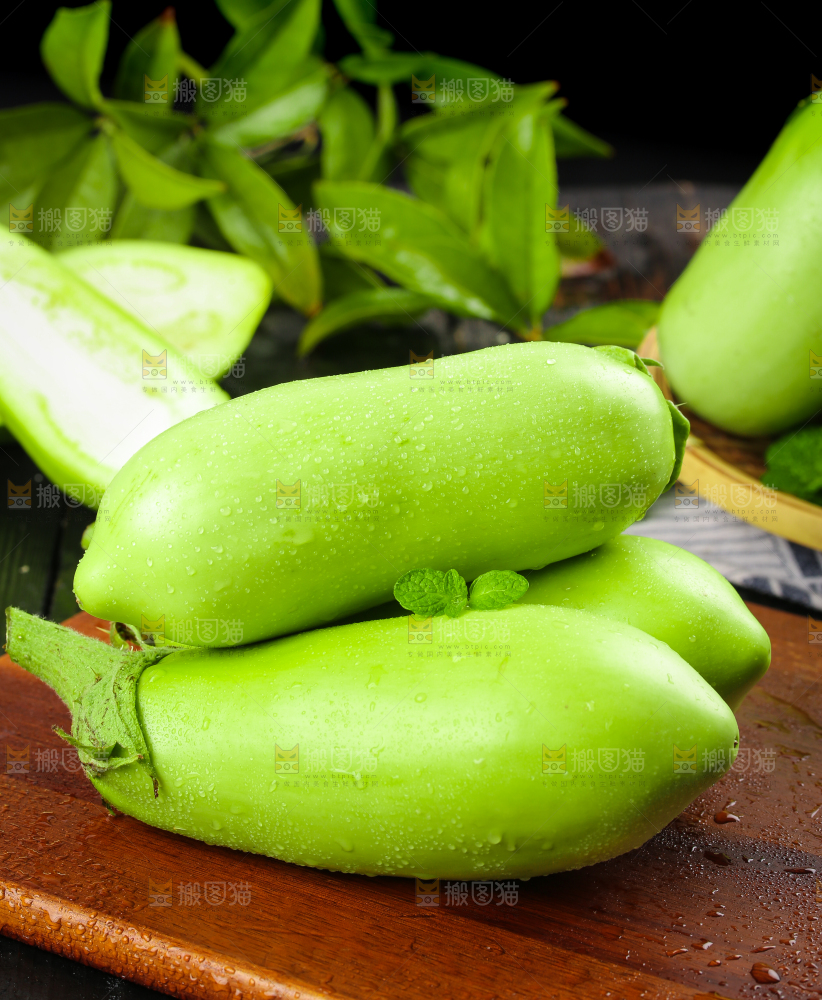 木底上放着绿茄子