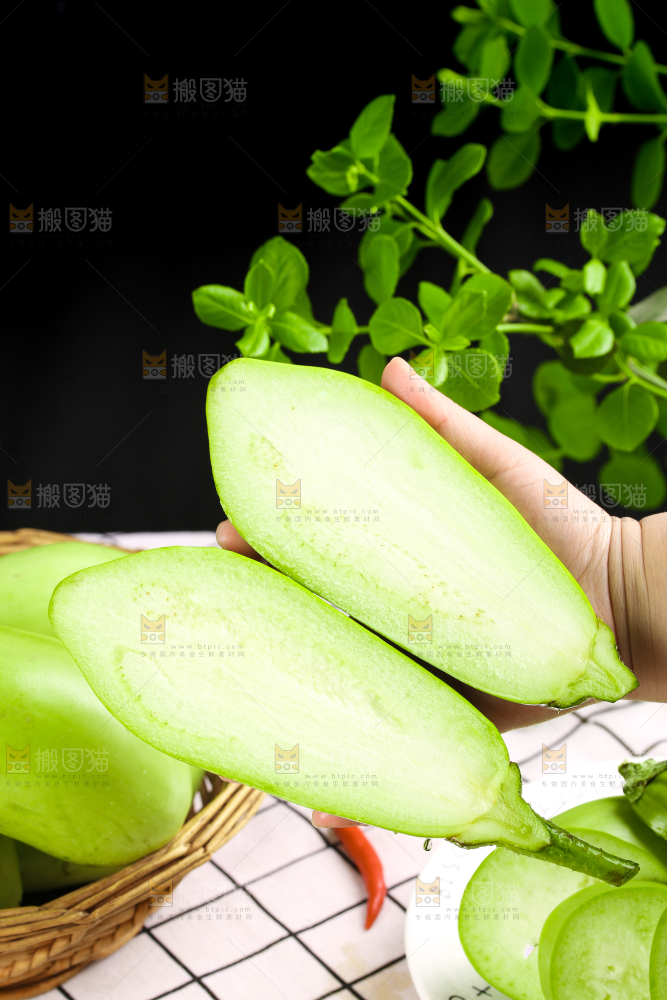 手里拿着青茄子