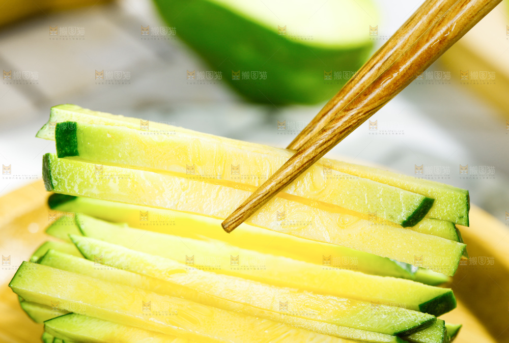 盘子里放着小麦瓜