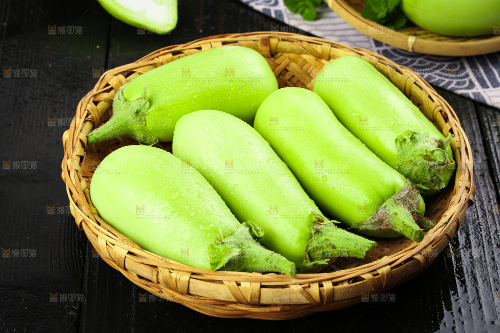 篮子里装着绿茄子