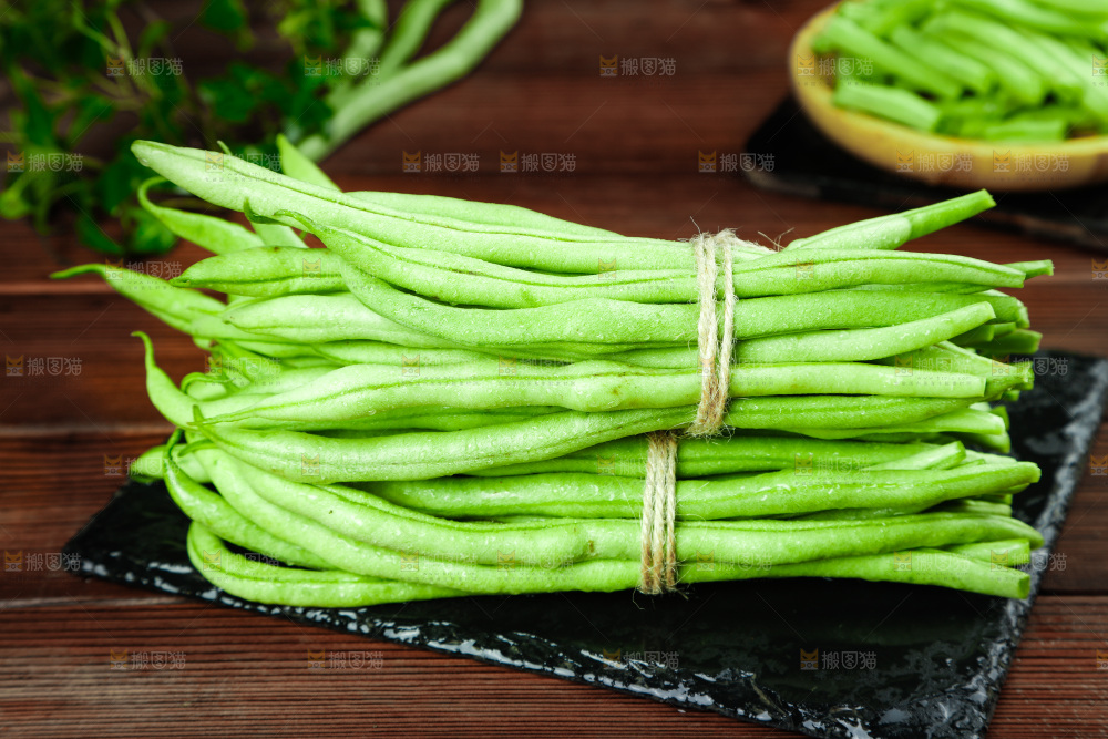黑底上摆放着四季豆