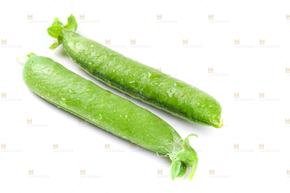 白底上的新鲜豌豆
