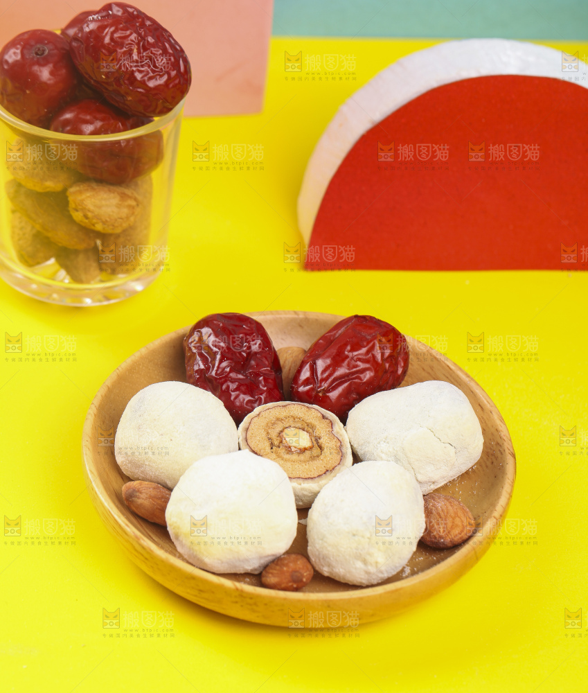 一碟杏仁奶枣放在浅底上