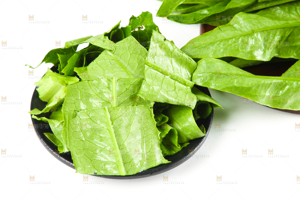 木板上放着油麦菜
