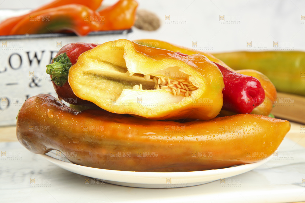 白石板上的彩色大辣椒