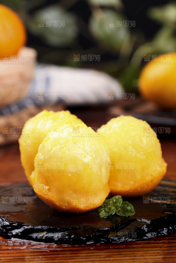 木板上放着小金桔