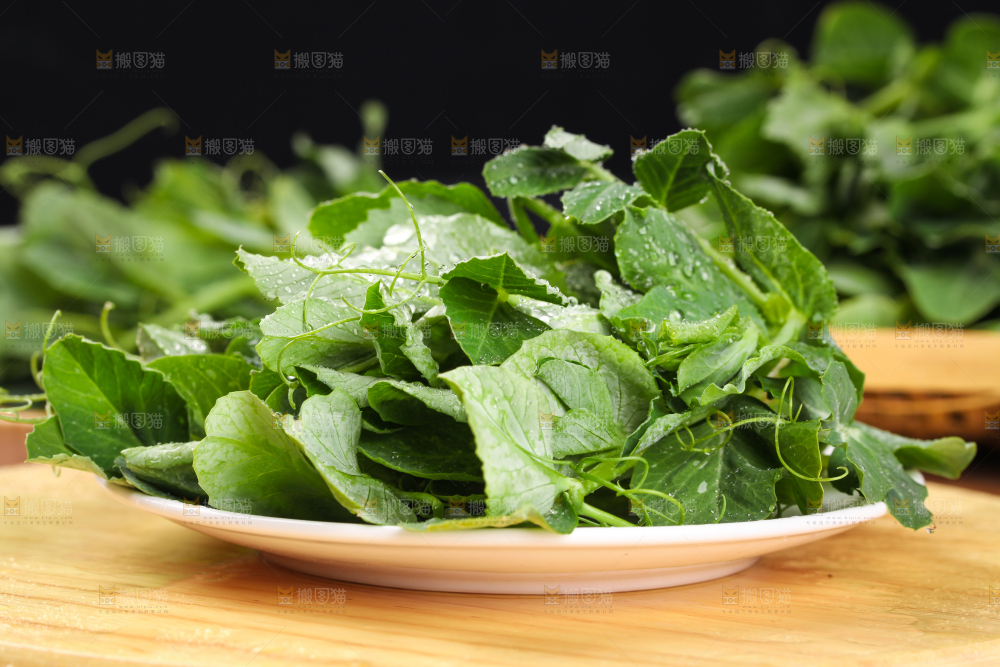 木板上放着农家豌豆尖