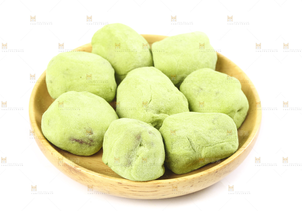 白底上放着一碟抹茶味奶枣