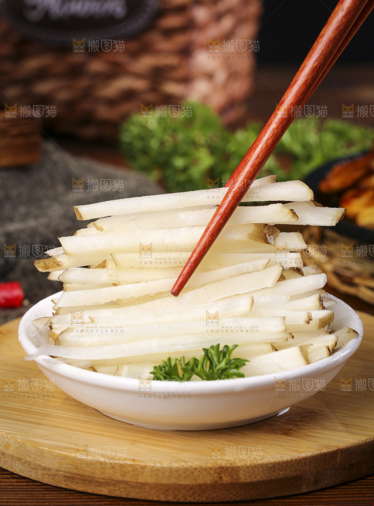筷子上夹着洋姜丝