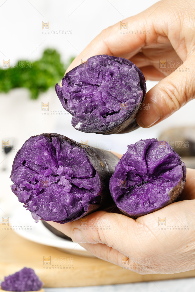 手里拿着新鲜土豆