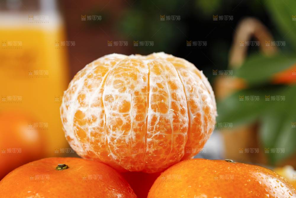 深底上放着剥皮的皇帝柑