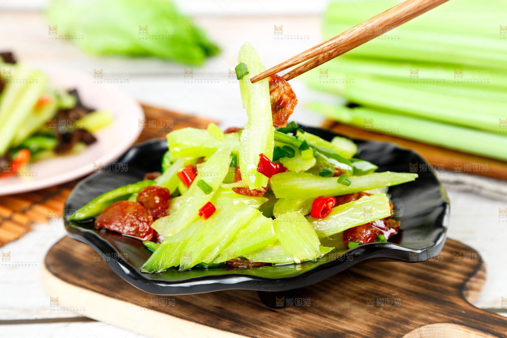 盘里装着芹菜炒木耳