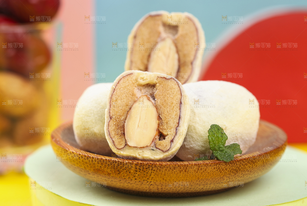 一碟杏仁奶枣放在浅底上