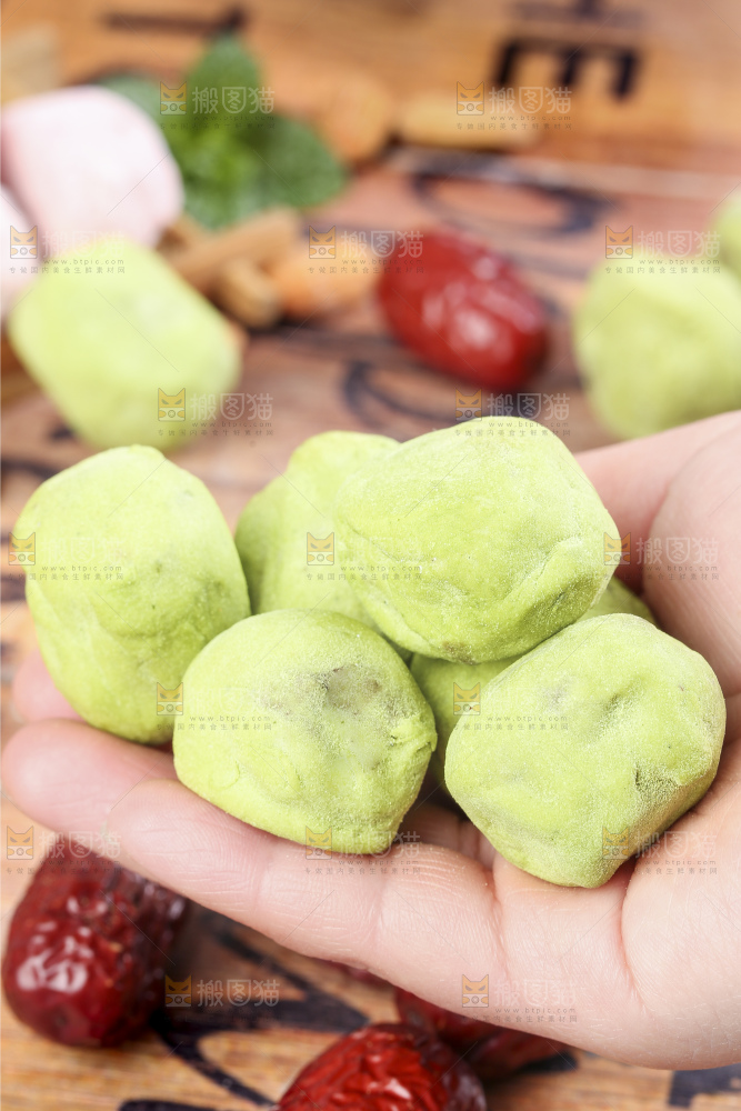 手拿抹茶味奶枣