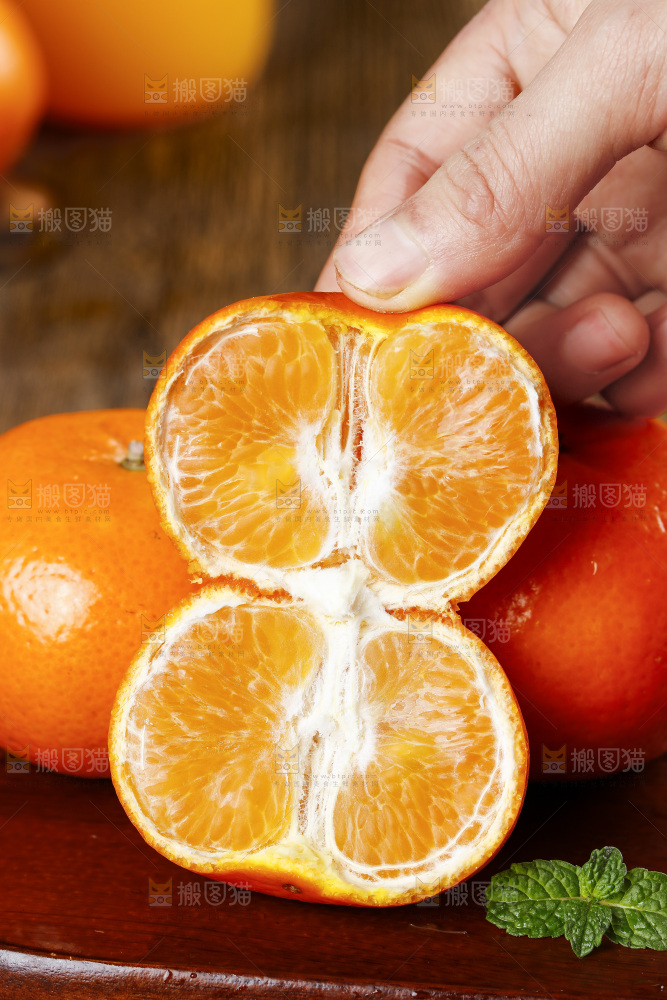 手拿掰开的广西皇帝柑