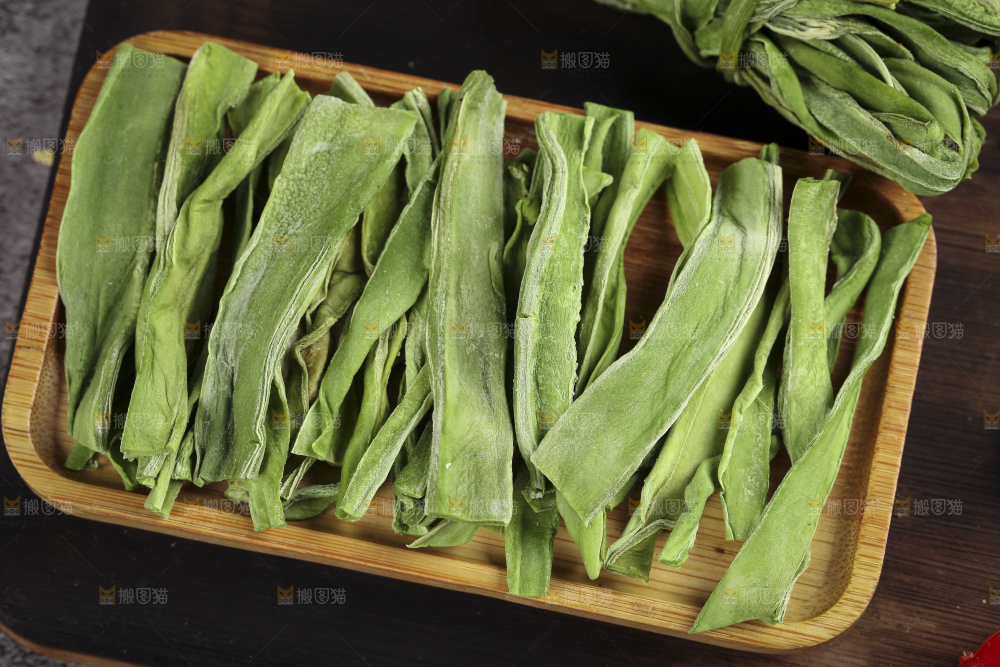 木板上摆放着苔干