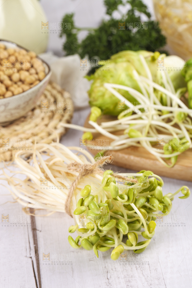 木板上放着黄豆芽