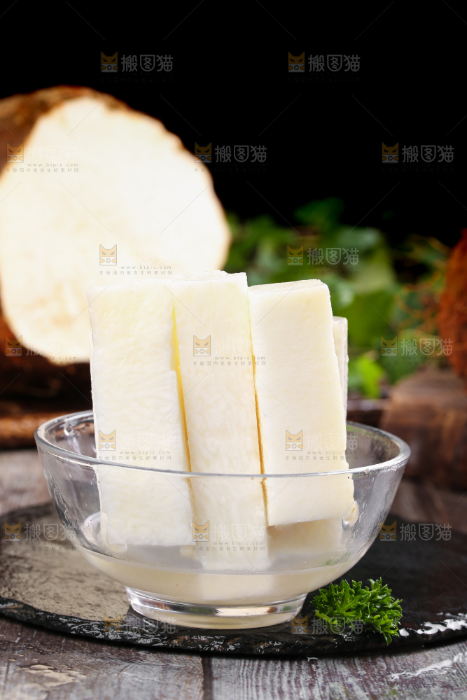 黑石板上放着云南糯米山药