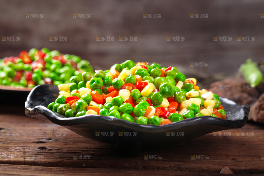 白底上放着一盘素三鲜