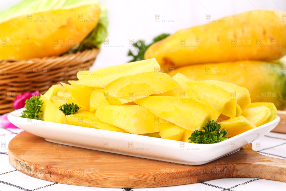 木板上的新鲜胡萝卜