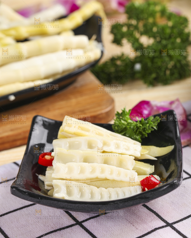 盘子里的脆嫩笋尖