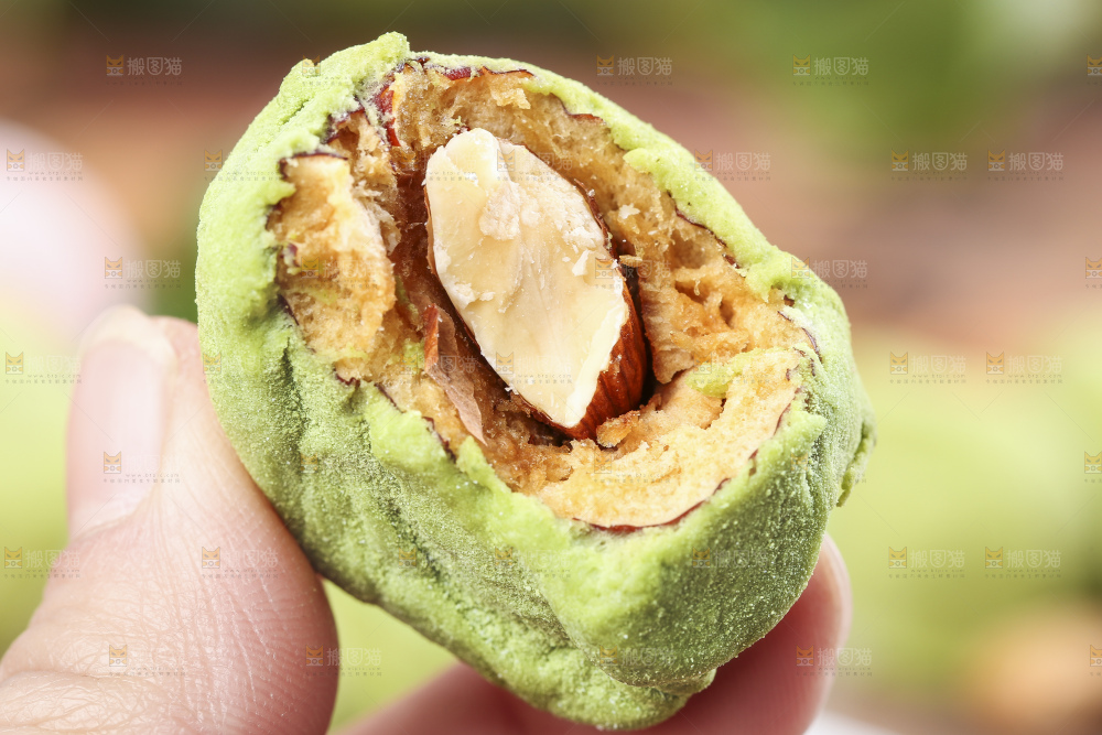 手拿掰开的抹茶味夹心奶枣