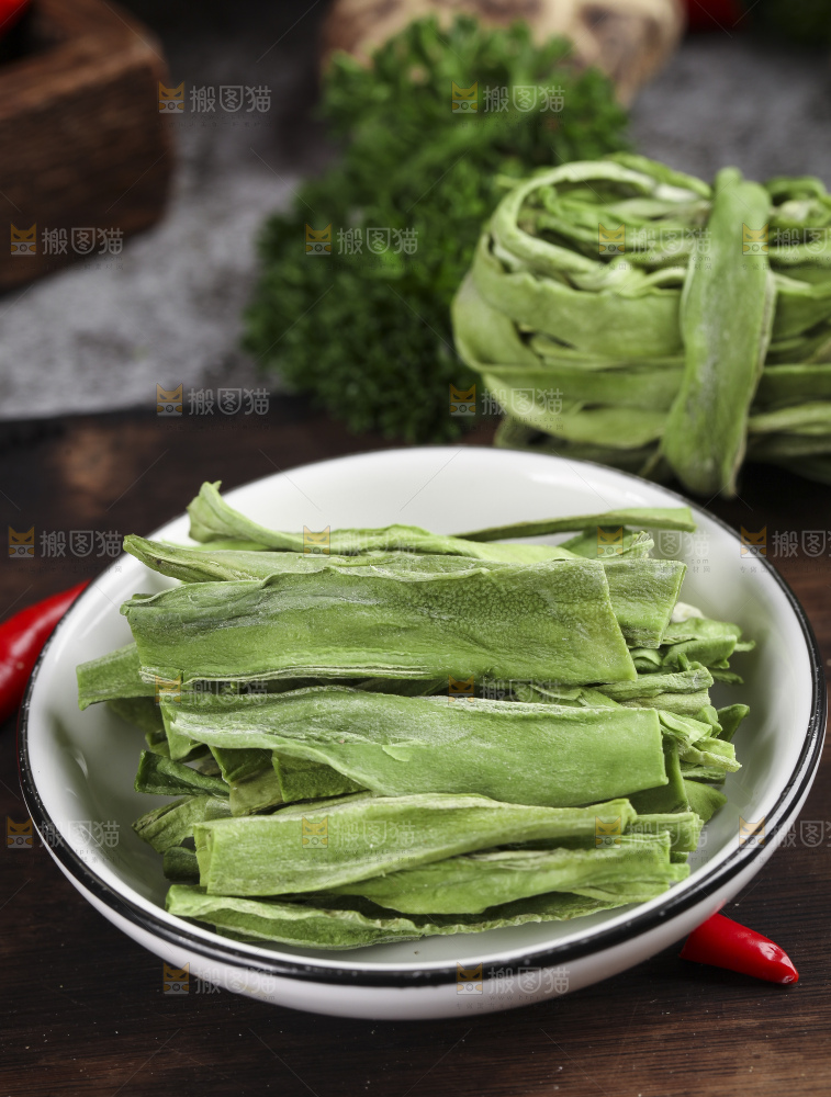 盘子里放着无叶贡菜