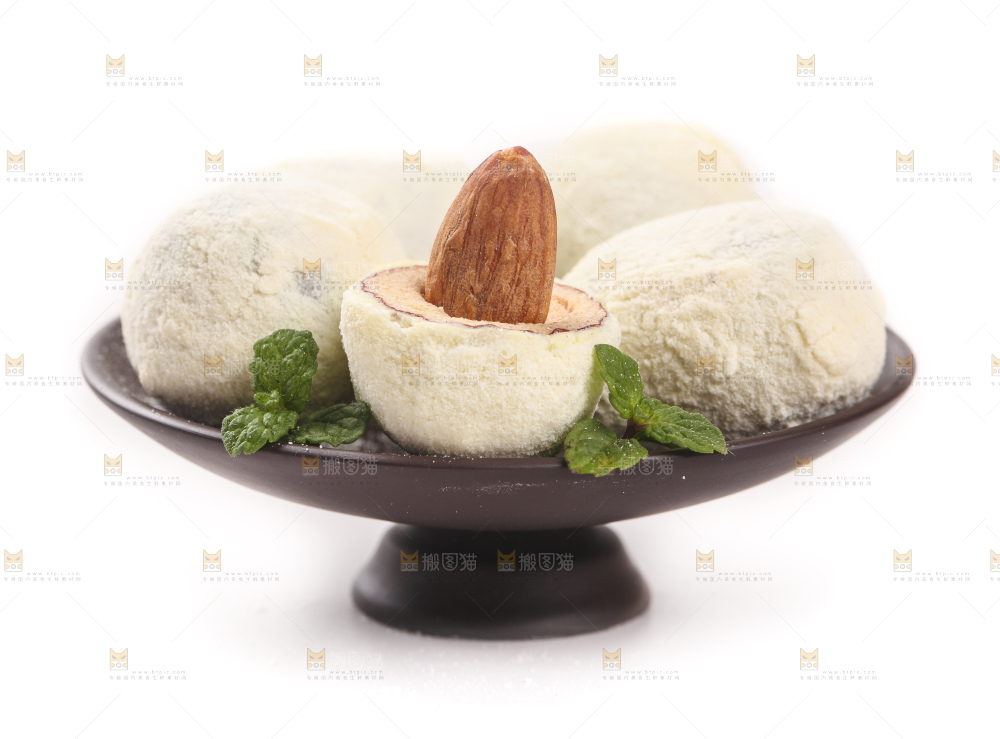 白底上放着一碟奶枣