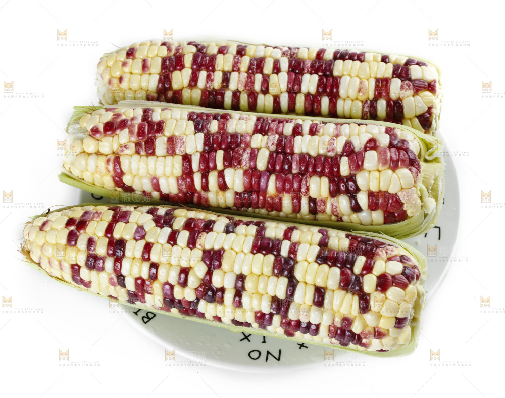 白底上放着一盘剥皮的花糯玉米