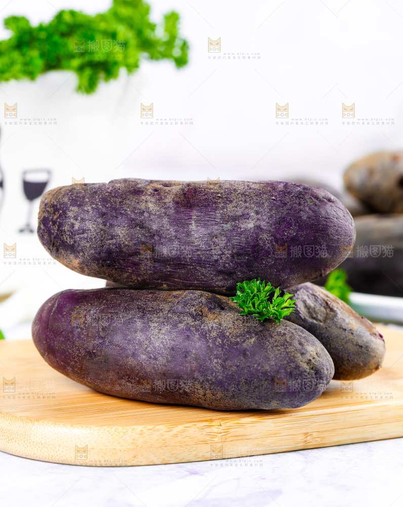 木板上的黑皮紫心土豆