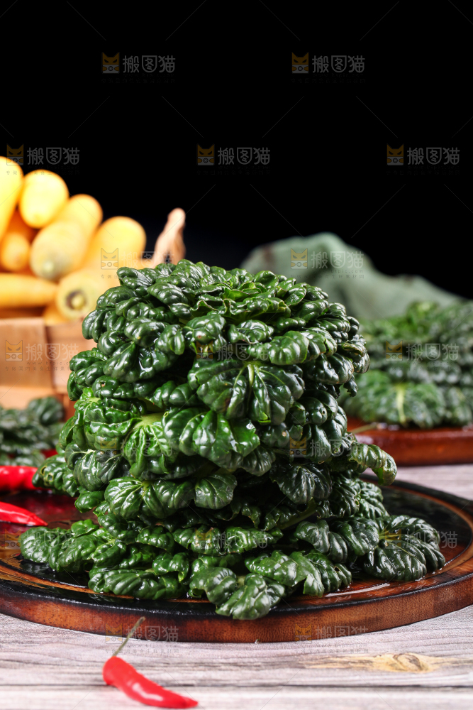 盘子里装着农家乌塌菜