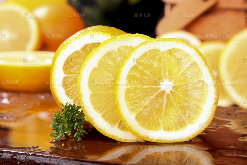 木板上摆放着柠檬