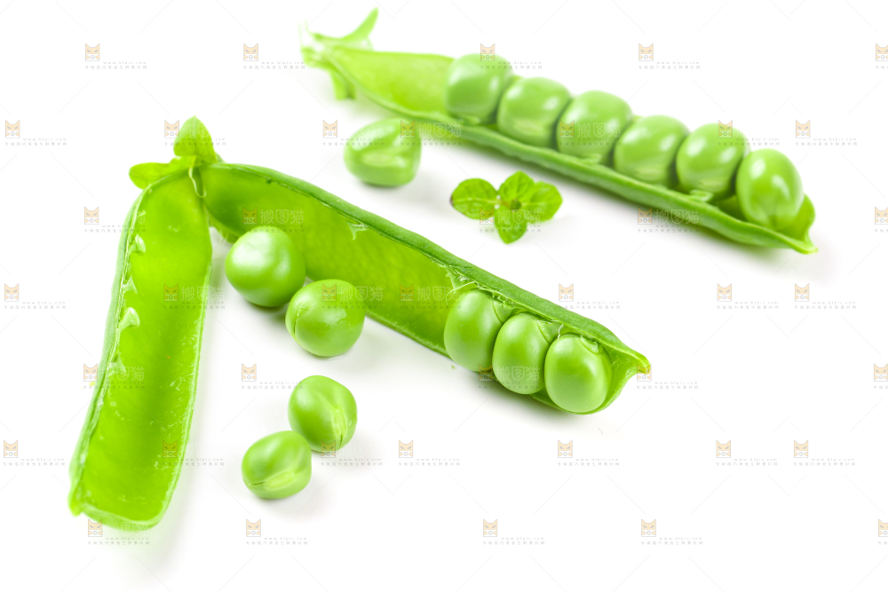 剥开的新鲜豌豆放在白底上