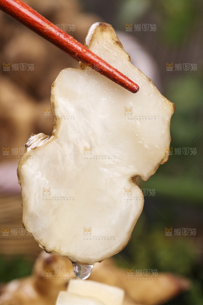 深底上的地姜片