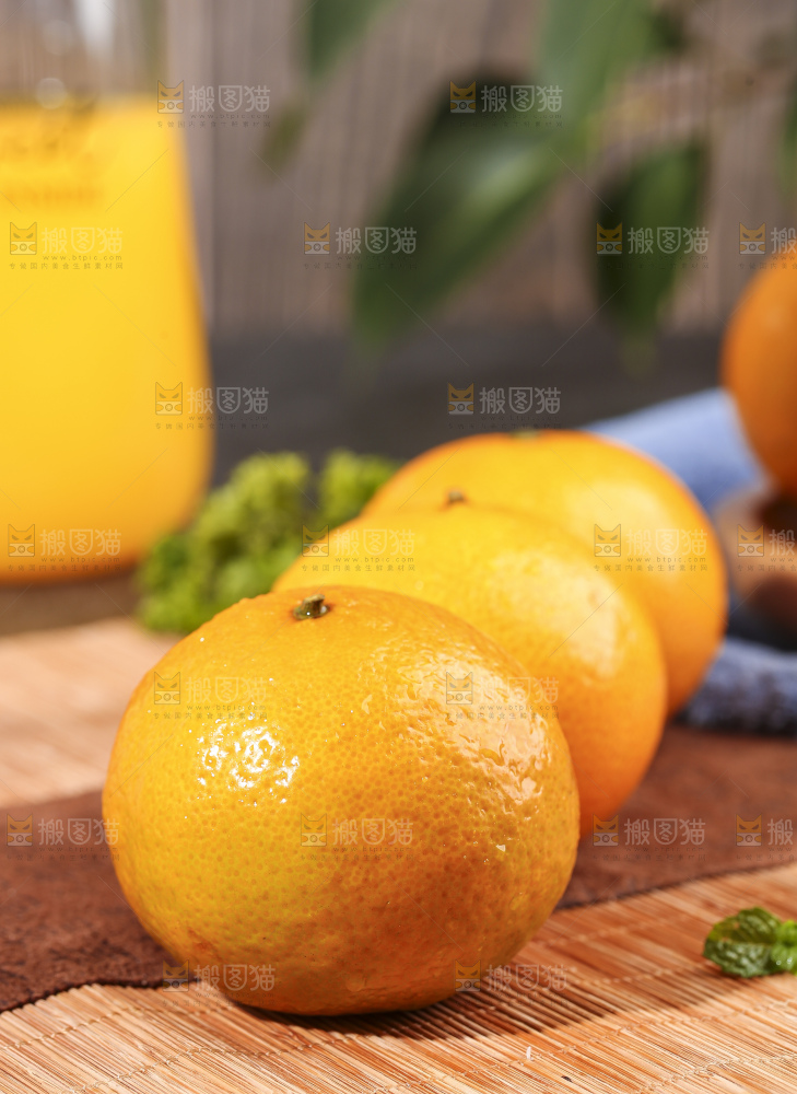 木底上的新鲜皇帝柑