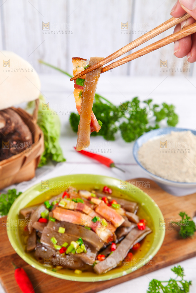 盘子里装着凉拌魔芋豆腐