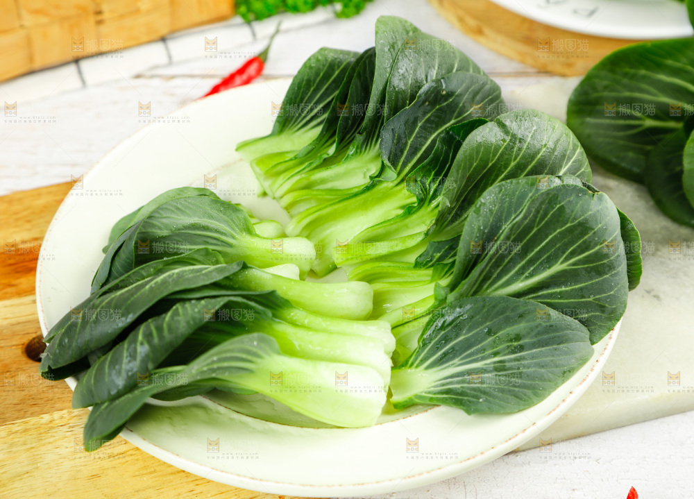 木板上放着上海青