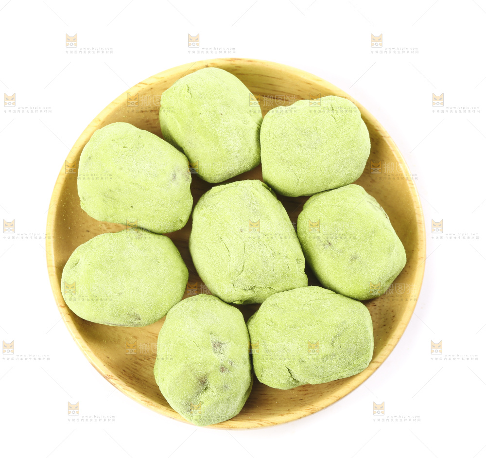 白底上放着一碟抹茶味奶枣