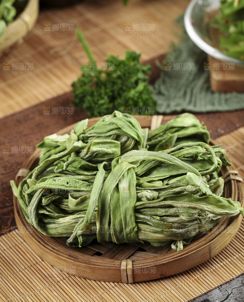 盘子里放着无叶贡菜