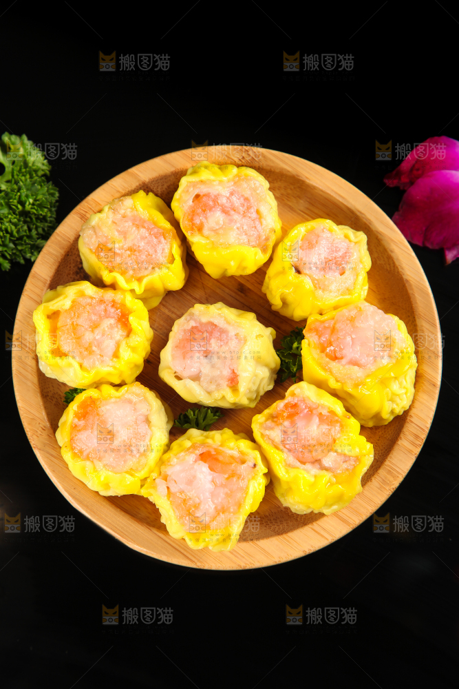 蒸笼里的糯米猪肉烧麦