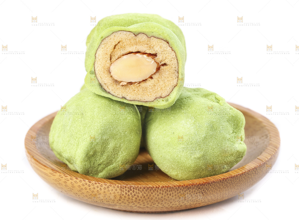 白底上放着一盘抹茶味奶枣