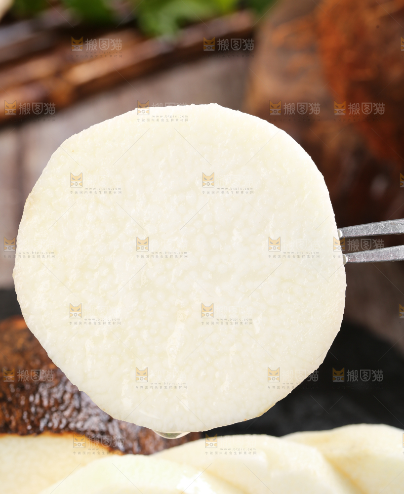 黑石板上放着云南糯米山药