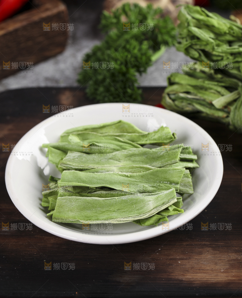 木板上摆放着苔干