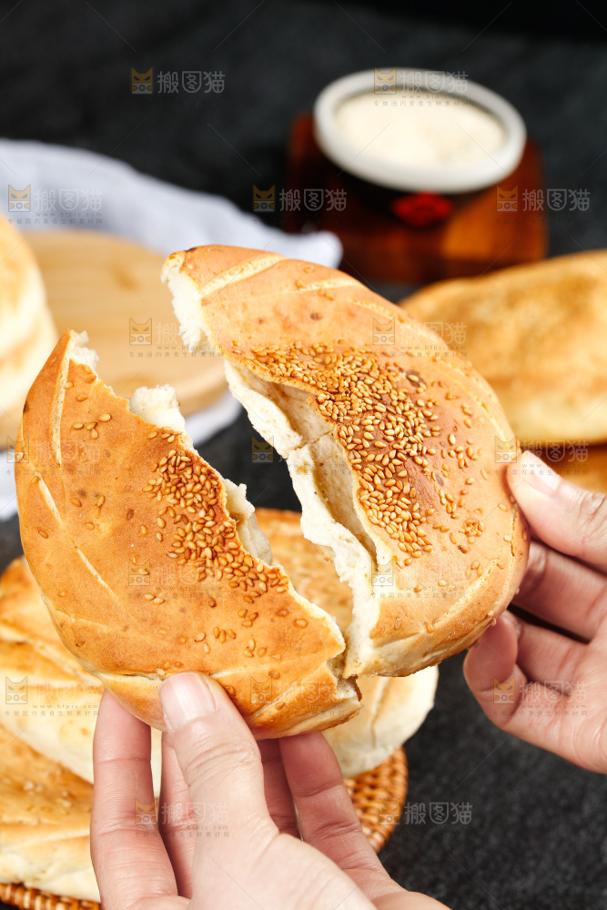 手里拿着吊炉烧饼