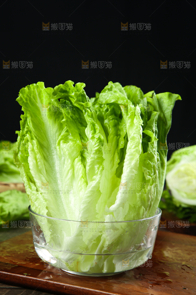 木板上放着新鲜生菜