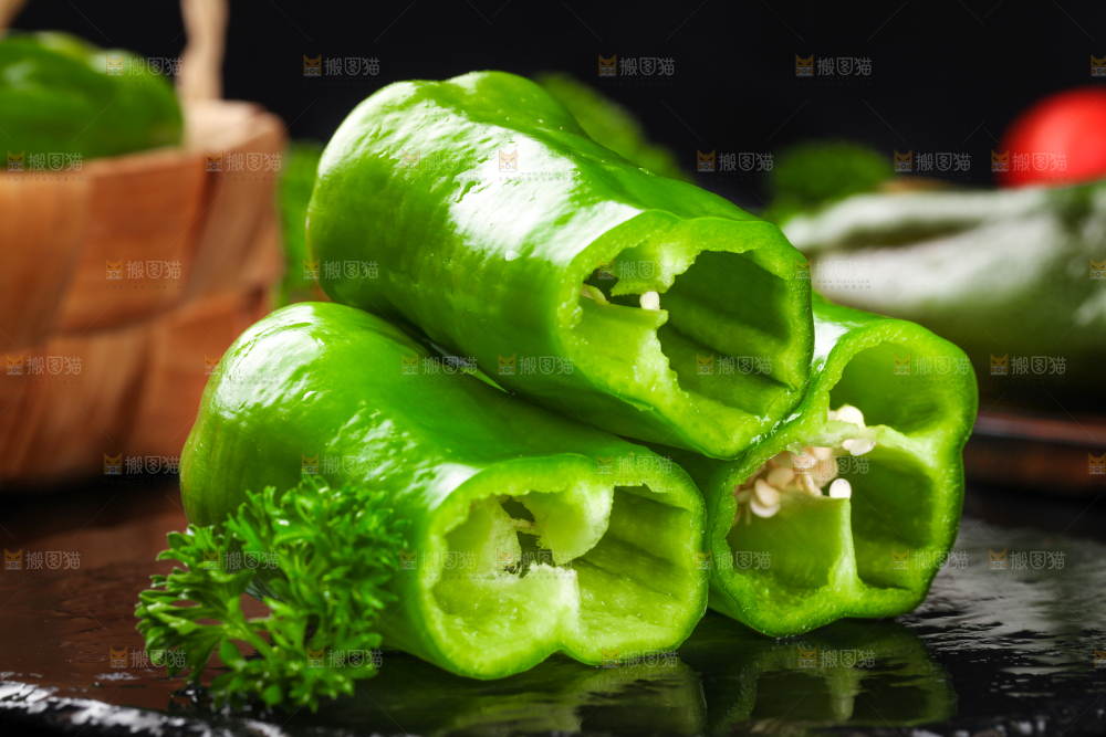 黑石板上放着青椒
